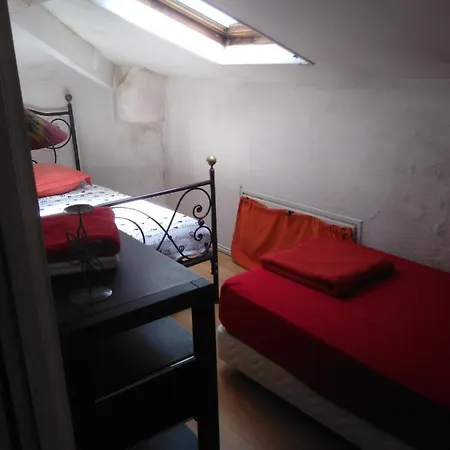 Crew Lighthouse Hostel Αντίμπ