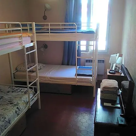 Crew Lighthouse Hostel Αντίμπ