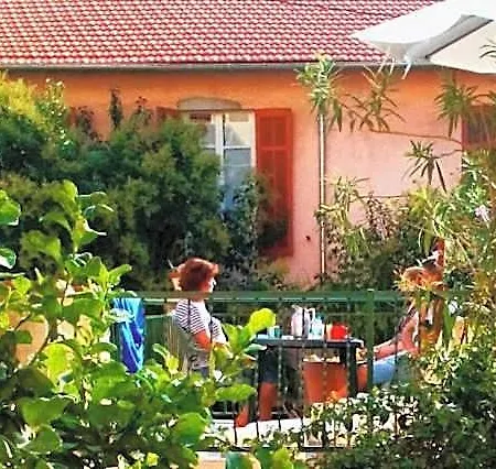 Crew Lighthouse Hostel Αντίμπ